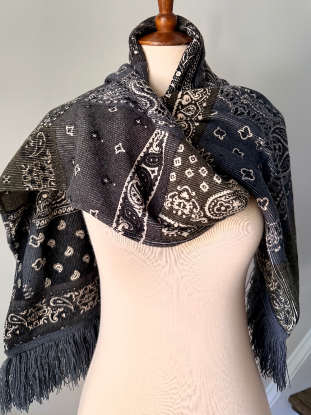 NWOT Anthropologie Lightweight Ribbed Grey Bandanna Print Scarf